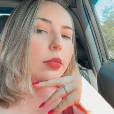 AmssCarol's profile picture. ❤️🌈❤️Instagram @carol_a_masson. fã de velha, cozinheira e mãe de pet😜 recém fanfiqueira 😊