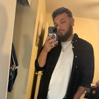 kari_lvl's profile picture. 27 || apex enjoyer || I got water in the car