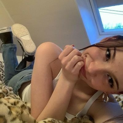 nurikorose's profile picture. falling down