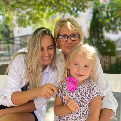 julijana30799's profile picture.
