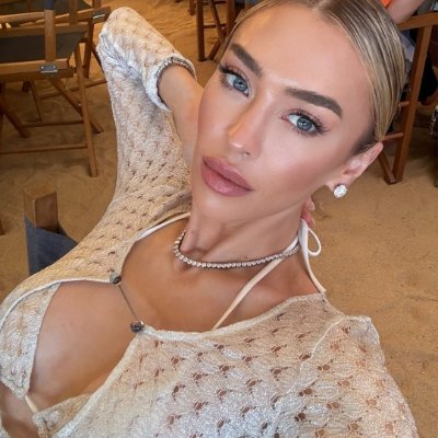 Rosalie_s12's profile picture. he way you see the world shapes the world you live in.
Retired model/fashion designer/single mother