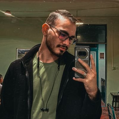 absolut_strang's profile picture. تازه برگشته به توییتر / 
دنبال آشنا شدن با غریبه ها
و غریب شدن با آشنا ها