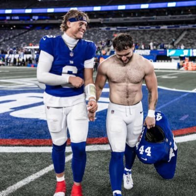 nicknyr8's profile picture. #NYR #NYGiants #RepBX #NewYorkForever #LFC✊ #USMNT 🇺🇸 #BBN 😼