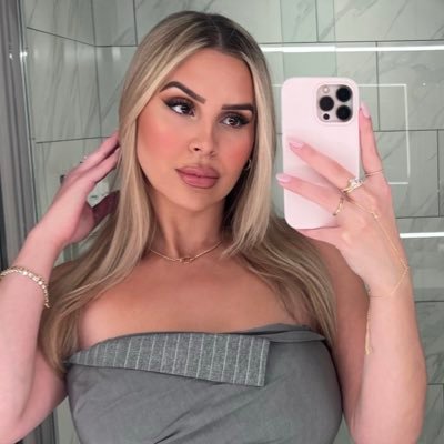 badbuchnina's profile picture. if she ain’t foreign, she borin 🇩🇪🇯🇴