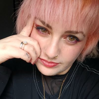 Loun_R's profile picture. Journaliste féministe. Boss @LR_Medias. Co-Boss @TDAProd_FR. Plume engagée pour plein de gens. Co-animatrice #LLPLS