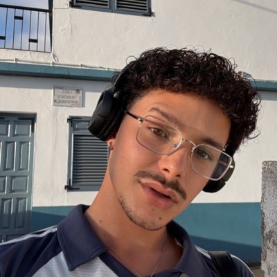 britoadrian_'s profile picture. ofrecieron calor y preferí el invierno.