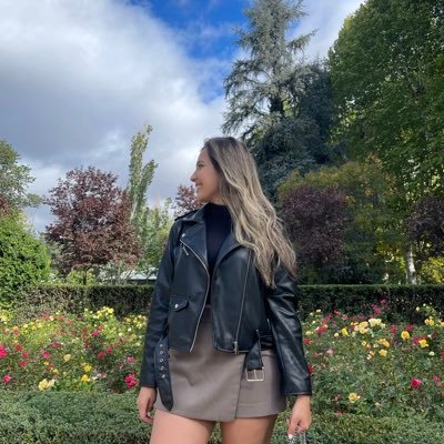 lcerquise's profile picture. Cheia de coisa pra fazer, mas sigo no Twitter