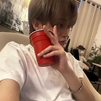 Rems_mess's profile picture. restarting 》n e o g o t m y b a c k 》+20 》 ESP-ENG 》Classic poetry, naps and kpop enthusiast 🐾