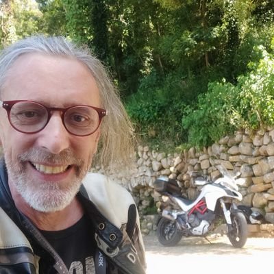 ArturAnjos's profile picture. "Um dia partirei, talvez amanhã.
Uma canção de amor virá das dunas.