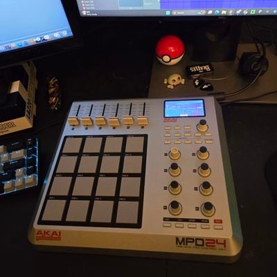 scareseezenz's profile picture. artist/producer from PA 🦇