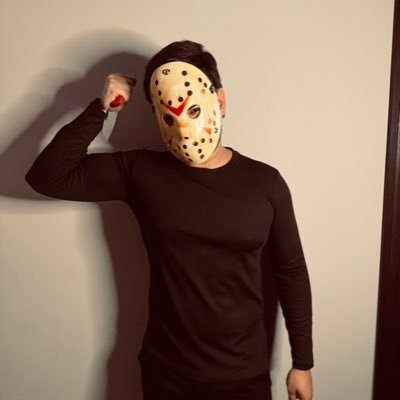 erkm09's profile picture. so far from everyone, but so close to heaven 🌃