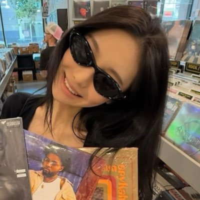 gzrlfrend's profile picture. head hyuniner