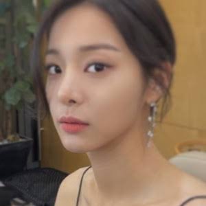 canesvenarici's profile picture. umur aku 21+ she/her | tolong jangan curi fotoku😤 | beli buku, baca buku, foto buku | kadang nulis, ketemu aku di wp @messylittlecat