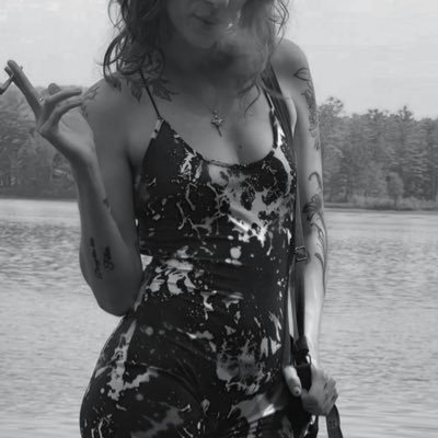 Jenaweeve's profile picture. this is for me to retweet whatever I want 🤭