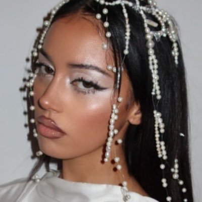 ELYZTx's profile picture. ˙✧˖°🪷 ༘ ⋆。˚ cinephile, art, history ✩ fashion enthusiast