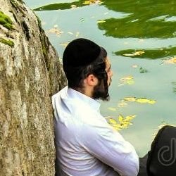 chasidishcutie's profile picture. אן איינזאמער מענטשעלע, פארשווימט אין א וועלט פון ראמאנטישע ליבע, אונטער דעם לבנה שיין, איבער גרינע גראז, און אין ווארעמע הענט געפלאכטן