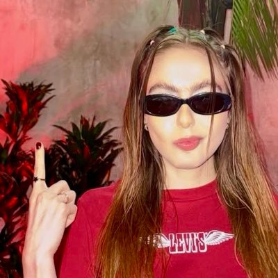 poevtss's profile picture. 𐚁⊹₊ ⋆ la manola de x, hija del primer divorcio. 𖥻nw: la granja.