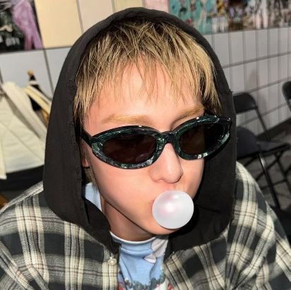 cortinafavelada's profile picture. viajando de carro com
o cortis ao som de joyride