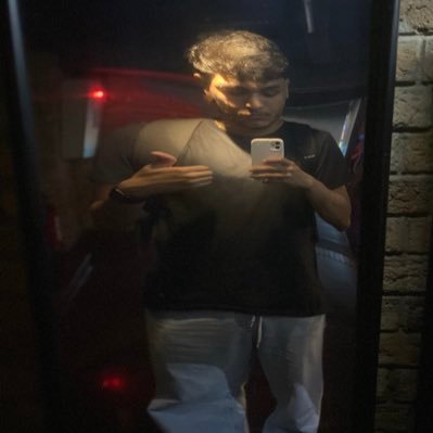 underthisk's profile picture. todos os meus pensamentos cedem átomos desaparecendo desesperadamente Ⴟ