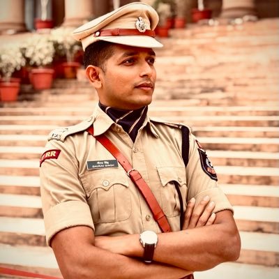 GauravS37397389's profile picture. हम दीवानों की क्या हस्ती, हैं आज यहाँ कल वहां चले, मस्ती का आलम साथ चला, हम धूल उड़ाते जहां चले।