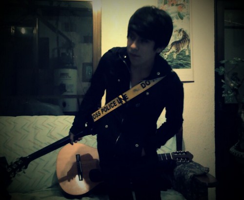tengo 15 años y me gusta tocar la guitarra y el piano y cantar :D