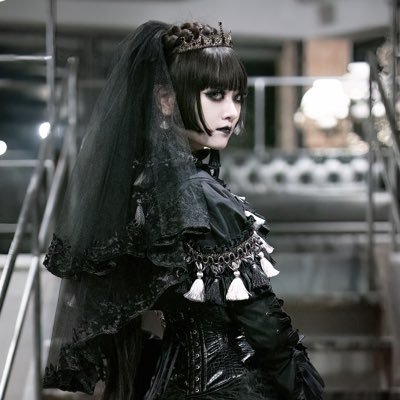 alonza_schwarz's profile picture. Gothic、Gothic＆Lolita服着てます。ATELIER BOZ、フクロウ、アニメ、歴史(プロイセン史と軍事史)が好きです。読み方はアロンザ・シュバルツです。