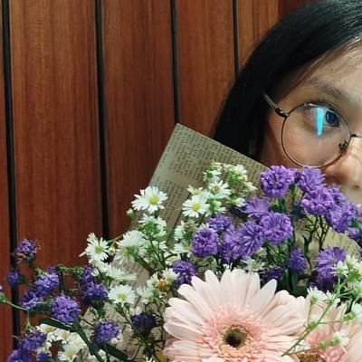 byseyyaa's profile picture. future med student – FK UNPAD'26 🩺                  
curently living in #studytwt mode