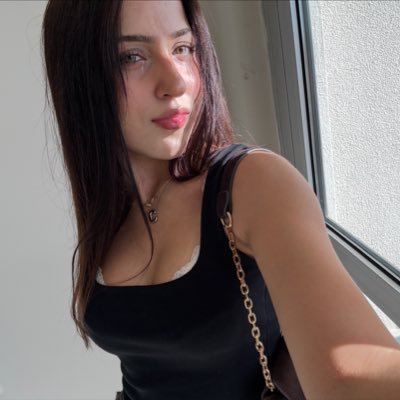 bibueksikticeyd's profile picture. dışarıdan nasıl bir vibe verdiğimle pek ilgilenmiyorum, tanıyacak kadar şanslı değilseniz kirli düşünceleriniz size kalabilir ☺️