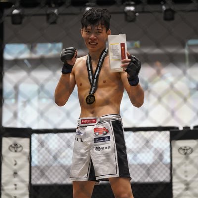 Komi___S's profile picture. 総合格闘家／99'(26)／BURST所属／プロ戦績：6戦3勝(2s)2敗1分／アマチュア戦績：22戦18勝4敗／全日本アマチュア選手権大会 準優勝🥈
