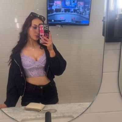 moonlitemal's profile picture. i want calum hood to punch me in the face.