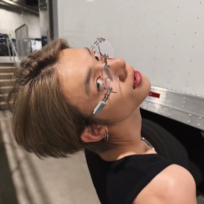 cristalhiver's profile picture. 𓍼ོ solstice. ─── ﹙𝟵𝟰﹚ ︰ instante carmesí, delicado como un rubí ⬭𝆬 rubor eterno, luz discreta. ༊·゜besos de atardecer.