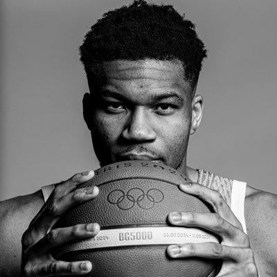 GiannisFR_'s profile picture. 30 ans 2,13m Champion NBA 2x MVP 1x DPOY 1x MIP 9x All Star 𝐂𝐨𝐦𝐩𝐭𝐞 𝐅𝐑 𝐝𝐮 𝐆𝐫𝐞𝐞𝐤 𝐅𝐫𝐞𝐚𝐤 Ailier Fort des Milwaukee Bucks 🦌🏀 #FearTheDeer