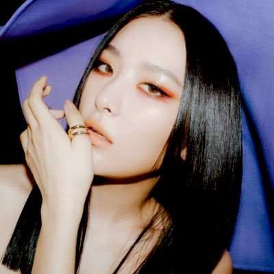 yoonagyeom's profile picture. provavelmente ouvindo hoot do girls generation