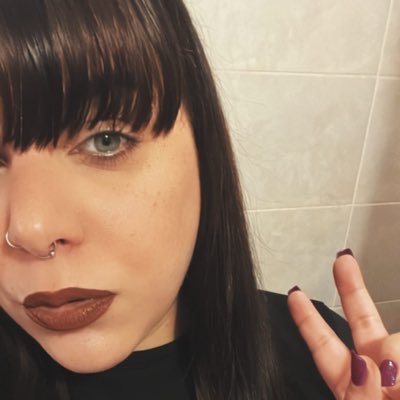 laschafer_'s profile picture. Gorda Ghibli | Elder emo | Melomana | Madre de Pixel Pit | Esclava de dos gatos | Creyente del marrón 🫀| Creadora de El Antro 🕷️
