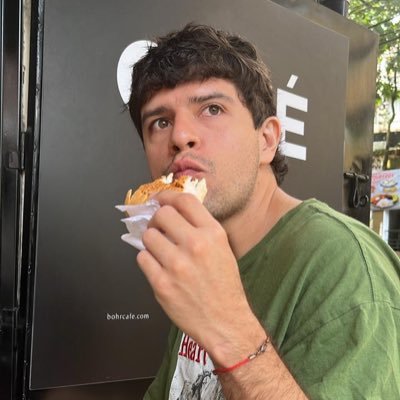 NNicolasJimenez's profile picture. A veces Ian Curtis, otras veces Stanley Ipkiss.