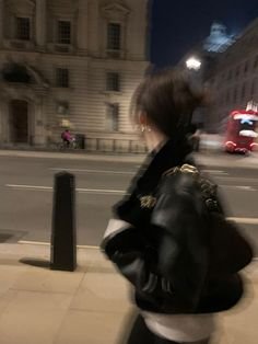 Samira91409694's profile picture. 我是一匹孤独的野狼 穿梭都市的魅影 谁毁了我对爱情的憧憬 我就ko了谁 我的人生格言就是 一个人哭 真爱无敌