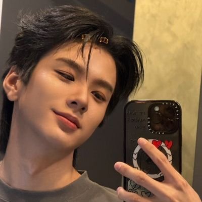 hjlmbc's profile picture. um dia me disseram que as nuvens não eram feitas de algodão, foi o dia mais triste da minha vida