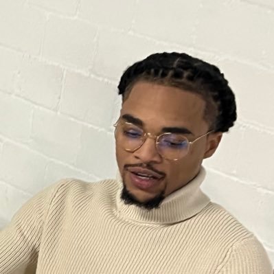 khade3__7's profile picture. Medicine & Sneakers!