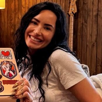 lesboreads's profile picture. leitora levemente obcecada por romances sáficos.