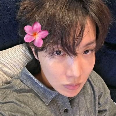 wtbacount's profile picture. this account is for trading I would buy your photocards and albums in bulk 🎀