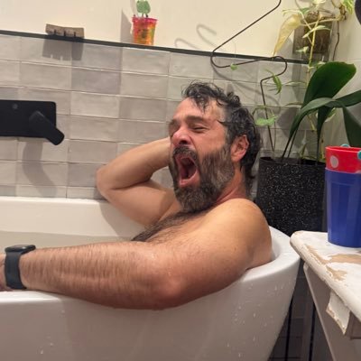 SUPERJeffZ8's profile picture. hago preguntas pero no escucho respuestas