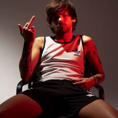 therougemiles's profile picture. I'm hotter than you.