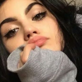 b32iela's profile picture. 