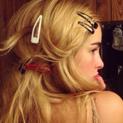 0op__s's profile picture. clairo’s wife