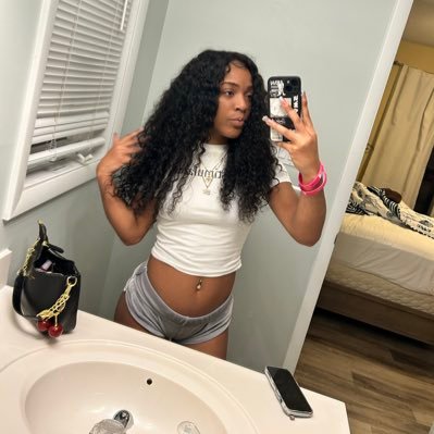 yomiesoyummy's profile picture. if you’re here then enjoy 😉