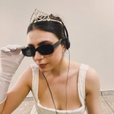 yuliajulij's profile picture. associate creative director na blargs and blogen & especialista em diva pop 🦋