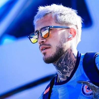 AdriLiz1608's profile picture. Si el mundo te da la espalda, agarrale las nalgas. 🍑✨💕