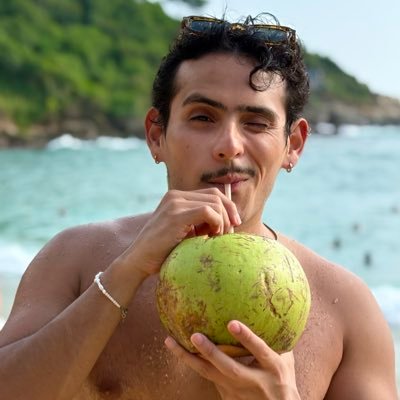 noemichelalvz's profile picture. argumentative, antithetical dream boy 🪞