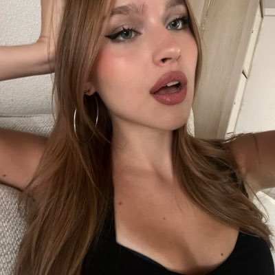 loveysbomb's profile picture. 