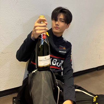 jonglly's profile picture. Jay minho y yo comiendo flan